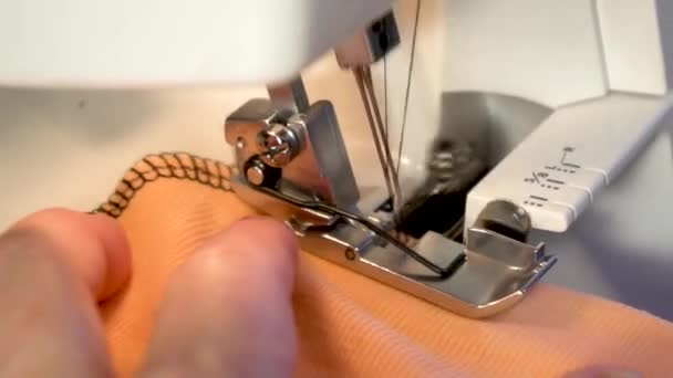 針と糸でミシンのプレス足を閉じます 女性の指でミシンの詳細 スローモーションで女性の手の縫製 ミシンだ 針と足踏みの詳細 — ストック動画