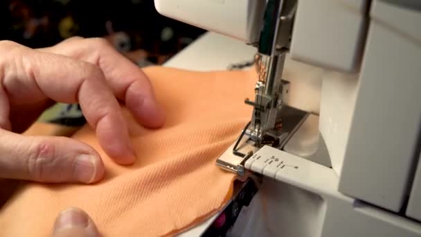 缝纫机的压脚与针线紧密相连 用女性手指缝纫机的细节 女人的手缝制得很慢缝纫机针头和脚步声细节 — 图库视频影像