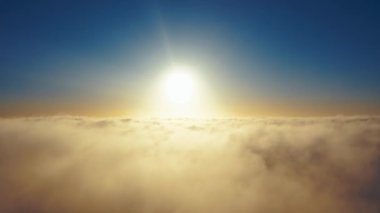 Gün doğumunda bulutlarla birlikte zaman akıp gidiyor. Mavi gökyüzü ile günbatımı bulutlarının zamanı. Hareket eden bulutların arasından uçmak. Bulutların dokusu. Panoramik manzara. Bulutlar hareket halinde