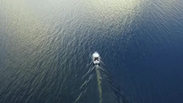 Luftbild Bewegliches Fischerboot Auf Dem Ozean Von Oben Gesehen Segeln — Stockvideo
