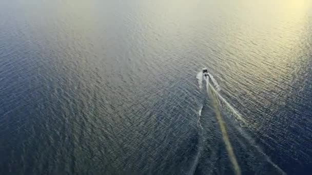 空中ビュー海で漁船を移動します トップビューセーリング漁船 釣り人と空中ビュー釣りモーターボート 海の波の反射 海のモーターボート — ストック動画
