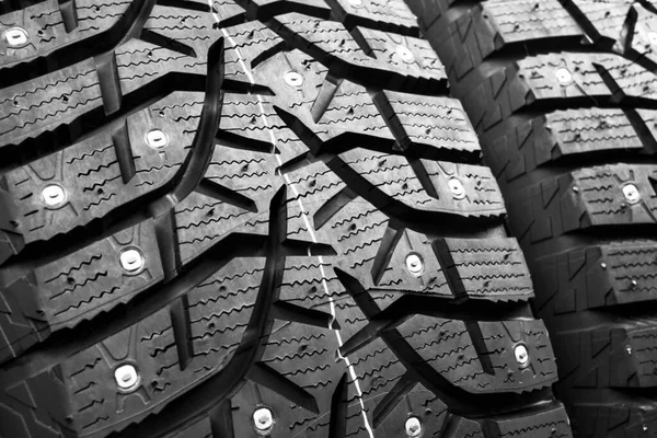 冬装轮胎 冬天的车胎背景 轮胎堆栈背景 轮胎保护装置关闭 正方形的尖峰 黑色可充填的冬季轮胎型材 汽车轮胎排成一排 — 图库照片
