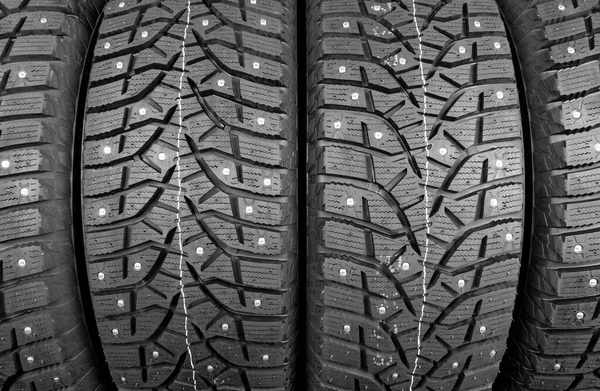 冬装轮胎 冬天的车胎背景 轮胎堆栈背景 轮胎保护装置关闭 正方形的尖峰 黑色可充填的冬季轮胎型材 汽车轮胎排成一排 — 图库照片