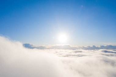 Mavi gökyüzünde hava manzaralı beyaz bulutlar. Üst hava manzarası bulutlu. Bulutların dokusu. Yukarıdan bak. Arkaplanı bulutlandırır. Panorama Bulutları dokusu