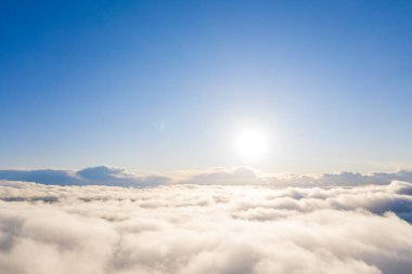 Mavi gökyüzünde hava manzaralı beyaz bulutlar. Üst hava manzarası bulutlu. Bulutların dokusu. Yukarıdan bak. Arkaplanı bulutlandırır. Panorama Bulutları dokusu