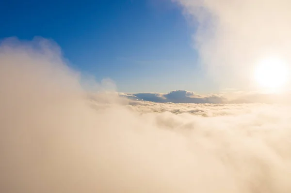 Flygfoto Guld Soluppgång Över Moln Blå Himmel Aerial Ovanifrån Molnlandskap — Stockfoto