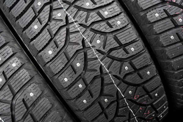 겨울에 타이어 타이어가 장착되었다 타이어 후견인닫습니다 스퀘어 스파이크 혈통의 타이어 — 스톡 사진