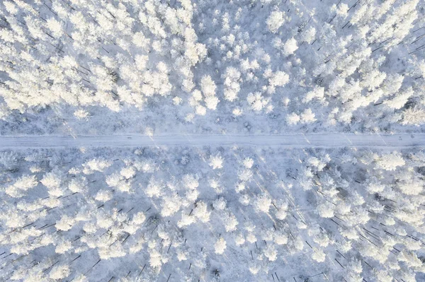 Vista Aérea Uma Estrada Carro Floresta Pinheiros Coberta Neve Inverno — Fotografia de Stock