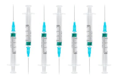 Beyaz arkaplanda izole edilmiş boş şırıngayı kapat. Aşı plastik şırınga. Tıbbi şırıngaya yakın çekim. Enjeksiyon ve aşı için şırınga.