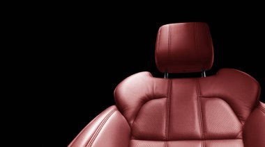 Modern lüks arabanın içi kırmızı deri. Kırmızı delikli deri koltuk detayları ve beyaz dikişler. Prestij arabasının içi. Rahat delinmiş deri koltuklar. Delinmiş deri..