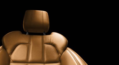 Modern lüks araba kahverengi deri iç döşeme. Turuncu delikli deri koltuk detaylarıyla beyaz dikişli. Prestij arabasının içi. Rahat delinmiş deri koltuklar. Delinmiş deri..