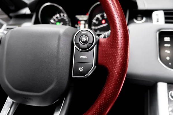 Botones Control Crucero Volante Cuero Perforado Rojo Coche Moderno Detalles — Foto de Stock