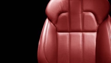 Modern lüks arabanın içi kırmızı deri. Kırmızı deri koltuğun dikişli bir parçası. Prestij arabasının içi. Rahat delinmiş deri koltuklar. Delinmiş deri..