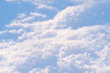 Macro gün batımında taze beyaz karın arka planını çekti. Kar taneleri dokusu. Kar dokusu kış arka planı. Bokeh güneş ışınlı parlak kar.