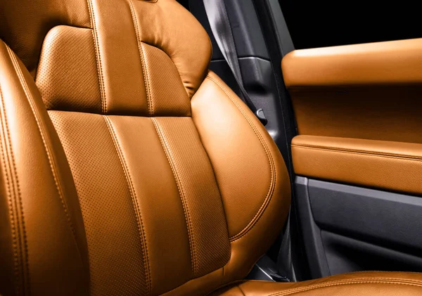 Nowoczesny Luksusowy Samochód Brązowe Skórzane Wnętrze Część Pomarańczowego Perforowanego Skórzanego — Zdjęcie stockowe