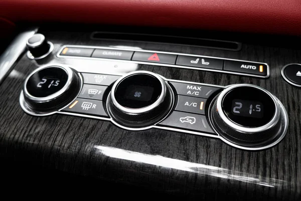 车内的空调按钮 新型汽车中的气候控制交流装置 现代汽车内部的细节 车在里面汽车内部 — 图库照片