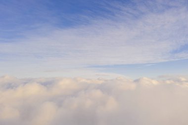 Mavi gökyüzünde hava manzaralı beyaz bulutlar. Üst hava manzarası bulutlu. Bulutların dokusu. Yukarıdan bak. Arkaplanı bulutlandırır. Panorama Bulutları dokusu