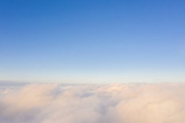 Mavi gökyüzünde hava manzaralı beyaz bulutlar. Üst hava manzarası bulutlu. Bulutların dokusu. Yukarıdan bak. Arkaplanı bulutlandırır. Panorama Bulutları dokusu
