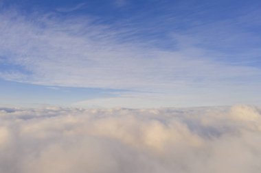 Mavi gökyüzünde hava manzaralı beyaz bulutlar. Üst hava manzarası bulutlu. Bulutların dokusu. Yukarıdan bak. Arkaplanı bulutlandırır. Panorama Bulutları dokusu