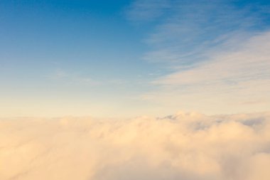 Mavi gökyüzünde hava manzaralı beyaz bulutlar. Üst hava manzarası bulutlu. Bulutların dokusu. Yukarıdan bak. Arkaplanı bulutlandırır. Panorama Bulutları dokusu