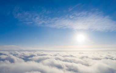 Mavi gökyüzünde hava manzaralı beyaz bulutlar. Üst hava manzarası bulutlu. Bulutların dokusu. Yukarıdan bak. Arkaplanı bulutlandırır. Panorama Bulutları dokusu