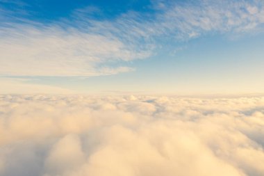 Mavi gökyüzünde hava manzaralı beyaz bulutlar. Üst hava manzarası bulutlu. Bulutların dokusu. Yukarıdan bak. Arkaplanı bulutlandırır. Panorama Bulutları dokusu