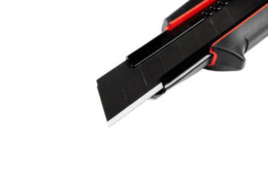 Beyaz arka planda izole edilmiş inşaat bıçağı. Kesici bıçak yapısı beyaz arka planda siyah ve kırmızı renkte. Ofis bıçağı.