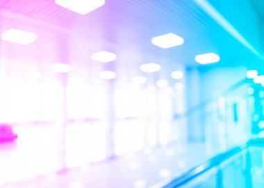 Sergi salonu ya da kongre salonu koridorunun bulanık odaklı bokeh arka planı. Mavi ve pembe tonlar modern iç mimari. Soyut bulanık modern ofis geçmişi