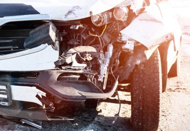 Beyaz bir araba kazası. Yoldaki bir araba kazası. Sokakta araba kazası. Hasarlı araç. Araba sigortası konsepti. Beyaz renkli araç yolda kaza sonucu büyük hasar gördü..