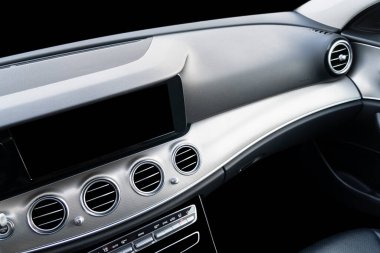 Siyah lüks modern araba. Direksiyon, vites kolu ve gösterge paneli. Modern araba iç dekorasyonunun ayrıntıları. Otomatik vites kolu. Pahalı bir arabaya dikilmiş deri koltuklar.