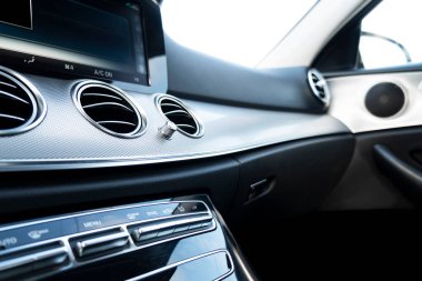 Siyah lüks modern araba. Direksiyon, vites kolu ve gösterge paneli. Modern araba iç dekorasyonunun ayrıntıları. Otomatik vites kolu. Pahalı bir arabaya dikilmiş deri koltuklar.