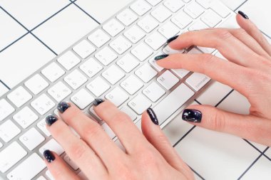 Bilgisayar klavyesi kullanan bir kadın. Masaüstü ofis bilgisayarının klavyesinde el yazısı. Laptop kullanan bir kadın. Bilgisayarda ya da klavyede yazan iş kadını.