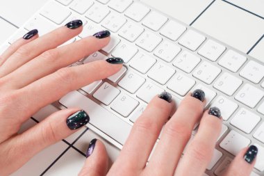 Bilgisayar klavyesi kullanan bir kadın. Masaüstü ofis bilgisayarının klavyesinde el yazısı. Laptop kullanan bir kadın. Bilgisayarda ya da klavyede daktilo yazan bir iş kadını. İş yeri