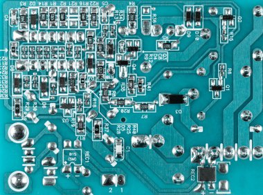 Devre panosunun mikro çipli ve elektronik parçalı makro görüntüsü. Bilgisayar donanım teknolojisi. Entegre iletişim işlemcisi. Bilgi mühendisliği. Yarı iletken. PCB. Yakın çekim.
