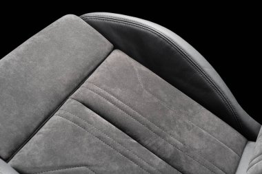 İçi alcantara kaplı modern lüks siyah deri araba. Beyaz dikişli siyah deri araba koltuğu detayları. Prestij arabasının içi. İzole edilmiş deri koltuklar. Delinmiş deri..
