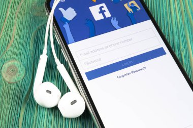 Helsinki, Finlandiya, 4 Mayıs 2019: Apple iPhone X akıllı telefon ekranında Facebook uygulama simgesi. Facebook uygulama simgesi. Sosyal medya ikonu. Sosyal ağ