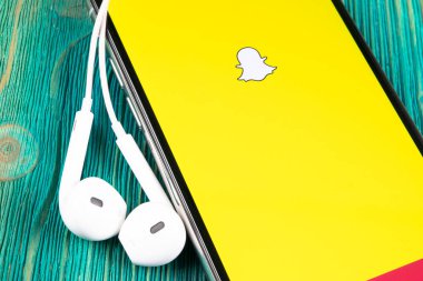 Helsinki, Finlandiya, 4 Mayıs 2019: Apple iPhone X akıllı telefon ekranında Snapchat uygulama simgesi. Snapchat uygulama simgesi. Sosyal medya ikonu. Sosyal ağ