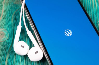 Helsinki, Finlandiya, 4 Mayıs 2019: Apple iPhone X ekranında Wordpress uygulama simgesi. Wordpress uygulama simgesi. Wordpress.com uygulaması. Sosyal ağ