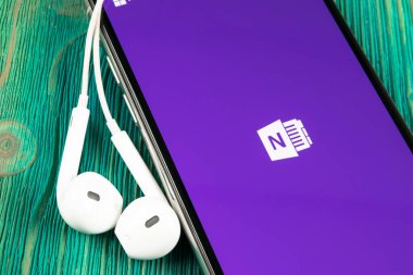 Helsinki, Finlandiya, 4 Mayıs 2019: Apple iPhone X ekranında Microsoft OneNote ofis uygulama simgesi. Microsoft One Note uygulama simgesi. Microsoft OneNote uygulaması. Sosyal medya 
