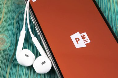 Helsinki, Finlandiya, 4 Mayıs 2019: Apple iPhone X ekranında Microsoft ofis Powerpoint uygulama simgesi. PowerPoint uygulama simgesi. Microsoft Power Point uygulaması. Sosyal medya ağı