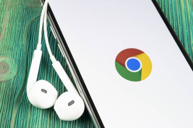 Helsinki, Finlandiya, 4 Mayıs 2019: Apple iPhone X ekranında Google Chrome uygulama simgesi. Google Chrome uygulama simgesi. Google Krom uygulaması. Sosyal medya ağı