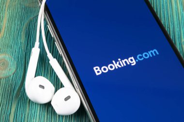 Helsinki, Finlandiya, 4 Mayıs 2019: Apple iPhone X ekranında Booking.com uygulama simgesi. Uygulama simgesi rezervasyon ediliyor. Rezervasyon. Sosyal medya uygulaması. Sosyal ağ