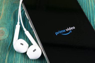 Helsinki, Finlandiya, 4 Mayıs 2019: Apple iPhone X ekranında Amazon Prime Video uygulama simgesi. Amazon PrimeVideo uygulama simgesi. Amazon Prime uygulaması. Sosyal medya ağı