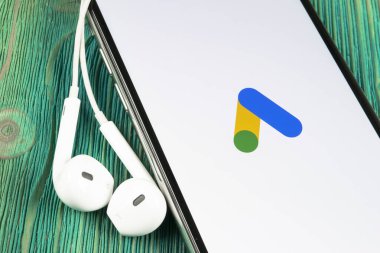 Helsinki, Finlandiya, 4 Mayıs 2019: Apple iPhone X ekranında Google Ads AdWords uygulama simgesi. Google Reklam Kelimeleri simgesi. Google Adwords uygulaması. Sosyal medya ağı