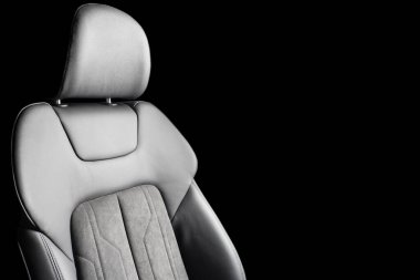 İçi alcantara kaplı modern lüks siyah deri araba. Beyaz dikişli siyah deri araba koltuğu detayları. Prestij arabasının içi. İzole edilmiş deri koltuklar. Delinmiş deri..