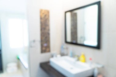 Soyut bulanık modern banyo iç mimarisi. Bokeh lambalı modern banyo arka planı. Modern banyo ve tuvalet malzemelerinin bulanık görüntüsü