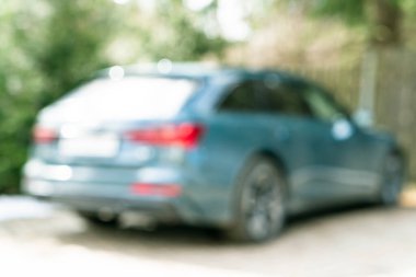 Arka planda Bokeh ışıkları olan bulanık bir araba. Arka plan için soyut bulanık açık hava arabası. Bulanık araba dış konsepti