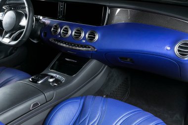 İçinde modern bir araba var. Prestijli modern araba. Rahat deri koltuklar. Mavi delikli deri kokpit. Modern araba iç dekorasyonu. Gösterge paneli ve direksiyon