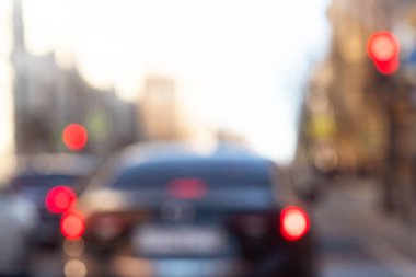 Şehir caddesindeki trafik sıkışıklığı nedeniyle bulanık arka plan. Şehirdeki arka plan arabalarla bulanık. 