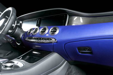 İçinde modern bir araba var. Prestijli modern araba. Rahat deri koltuklar. Mavi delikli deri kokpit. Modern araba iç dekorasyonu. Gösterge paneli ve direksiyon